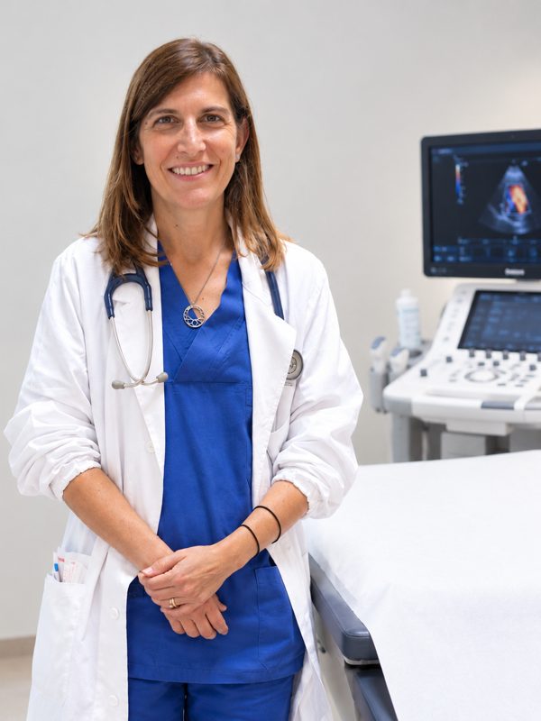 La Dott.ssa Alloni in ambulatorio, accanto al lettino e all'ecocardiografo